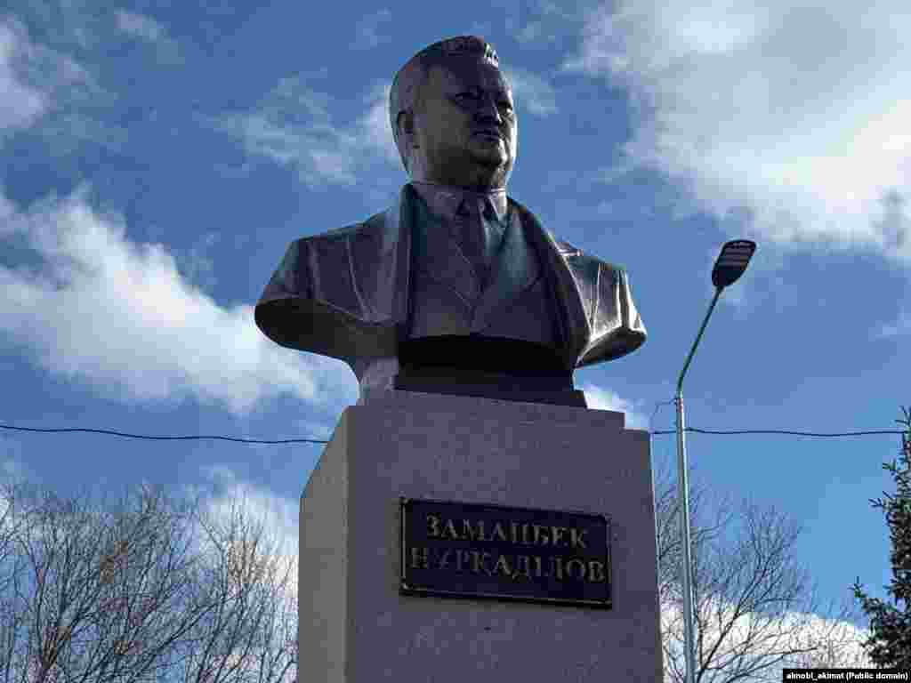 В 2024 году в Кегене, родном селе Нуркадилова, установили бюст-памятник. Установка организована по предложению президента Касым-Жомарта Токаева, второго президента страны, который стал допускать критику в адрес предшественника Назарбаева, несмотря на то, что де-факто получил пост из его рук в 2019 году.Дело о гибели политика спустя 20 лет не пересмотрено. Официальной версией по-прежнему рассматривается суицид