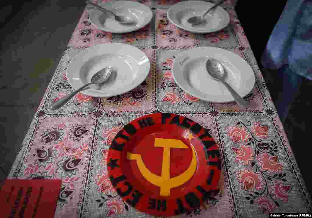 &quot;Ким иштебесе, ал тамак жебейт&quot; аттуу экспонат.&nbsp;