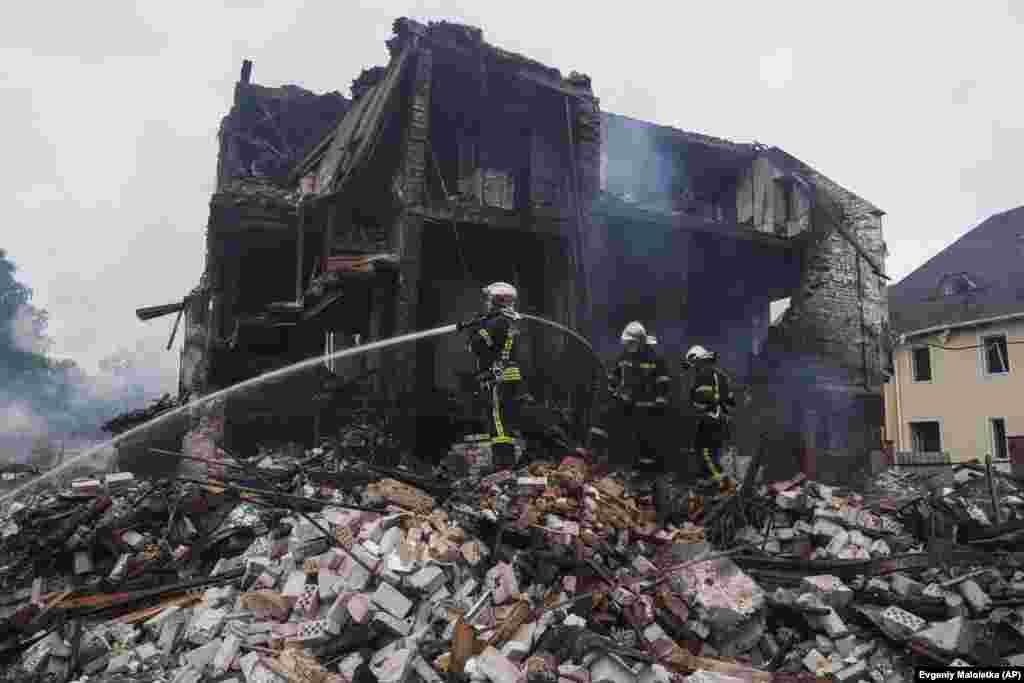 Рятувальники гасять пожежу будинку, знищеного російським ударом, у селі Мархалівка, Київська область, 25 травня 2025 року