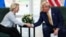 Председатель Европейской комиссии Урсула фон дер Ляйен и президент США Дональд Трамп пожимают руки после подписания торгового соглашения между ЕС и США. Шотландия, 27 июля 2025 года