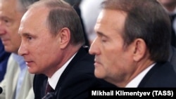Віктор Медведчук (п) провадить в Україні лінію свого кума Володимира Путіна (л), фото 2013 року