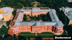 «Збитки, завдані падінням ракети, у рази перевищуватимуть ті, яких зазнав КНУ під час масованого ракетного обстрілу середмістя Києва 10 жовтня, коли були ушкоджені будівлі головного (Червоного) навчального корпусу», а також інші обʼєкти