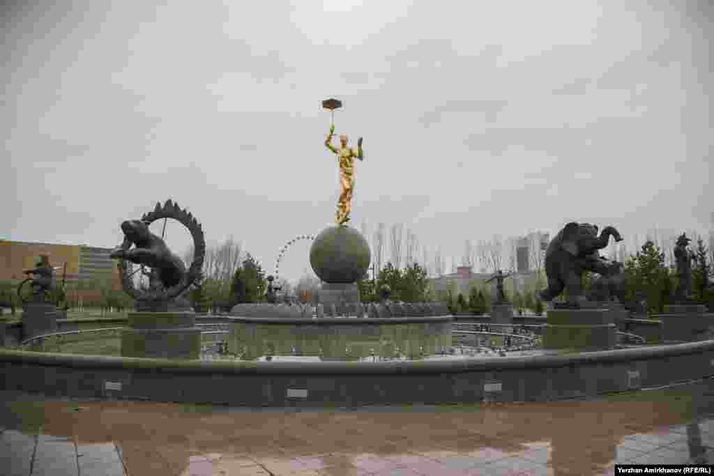 Четырехуровневый светомузыкальный фонтан возле цирка Астаны &ndash; подарок от Карагандинской области. По окружности фонтана расположены бронзовые фигуры десяти цирковых артистов и животных. А в центре на шаре стоит скульптура позолоченного мальчика-эквилибриста. Высота комплекса - 15 метров. На его возведение ушло около 40 тонн металла, 220 тонн гранита. Гранитные конструкции, как писали казахстанские СМИ, заказывались в Китае, оборудование для фонтана - в Италии.&nbsp;
