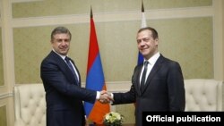Премьер-министр Армении Карен Карапетян (слева) и премьер-министр России Дмитрий Медведев (архив)