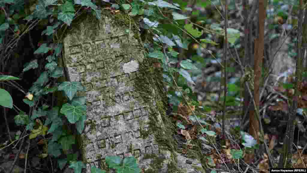 Караїмський цвинтар. Караїми жили в місті до XVIII століття, але й потім приходили до джерела, повз яке йде стежка, щоб займатися тут виробленням шкіри. &nbsp; Більше фотографій з Мангуп-Кале &ndash; за посиланням &nbsp;