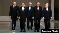 Орталық Азия елдерінің басшылары және Әзербайжан президенті Илхам Әлиев Ташкенттегі кездесуде. 16 қараша 2025 жыл. 