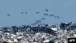 Газа. 2025-жылдын 1-августу. Парашютка илинген таңгактар учактан түшүрүлүүдө.