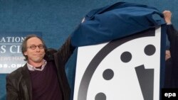 "Bulletin of Atomic Scientists" журналынын редколлегия мүчөсү Лауренс Краусс "Кыямат сааты" менен. 