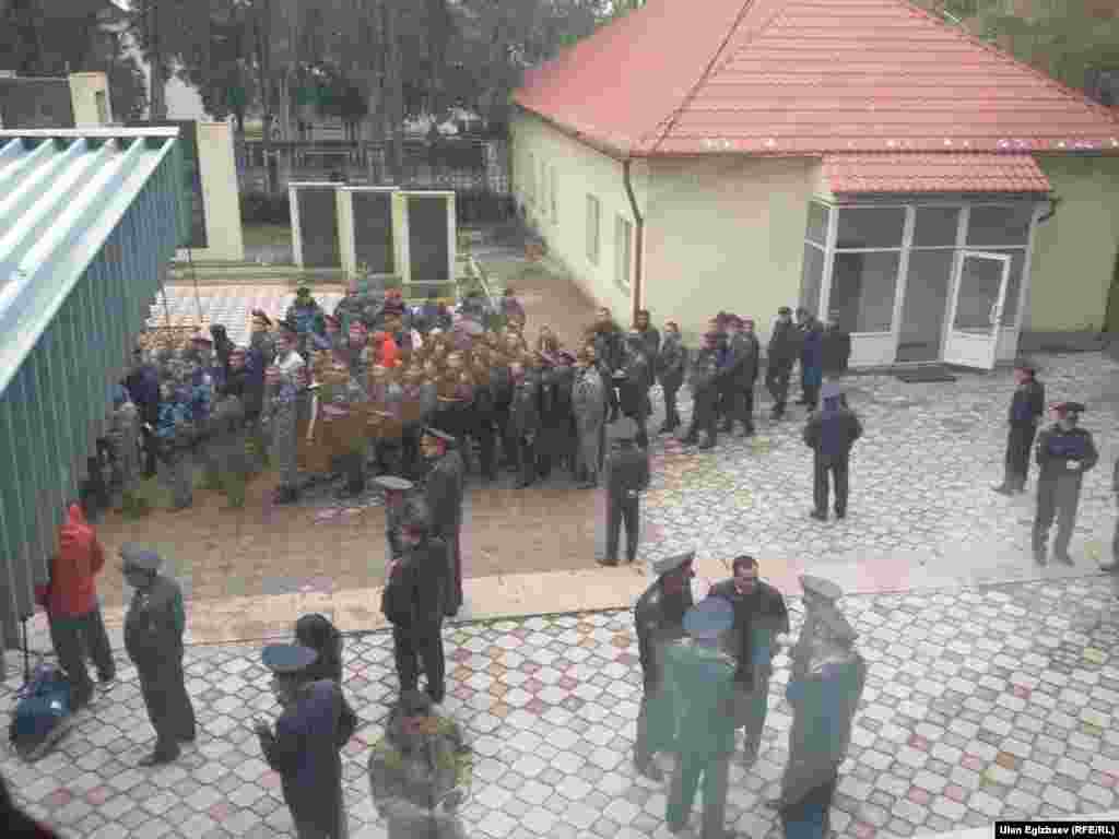 Отметим, что 12 октября девять заключенных СИЗО в Чуйской области совершили побег. При попытке остановить беглецов были убиты четыре сотрудника ГСИН. Милиция задержала пятерых беглецов, четверым удалось скрыться. 16 и 20 октября были ликвидированы двое из беглецов. 22 октября был задержан Эдиль Абдрахманов. Его задержали в поле рядом с микрорайоном &laquo;Тунгуч&raquo; в восточной части Бишкека.&nbsp;