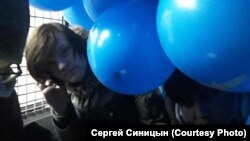 Один из активистов Либертарианской партии России, задержанный на акции 10 марта, в автозаке.