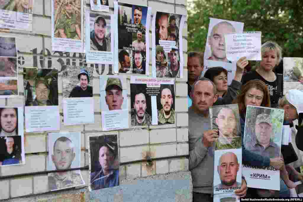 Рідні військовополонених та зниклих безвісти показують фото своїх близьких з надією отримати звістку про них