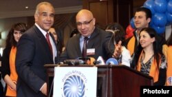 Раффи Ованнисян и Хачатур Кокобелян (справа) объявляют о старте предвыборной кампании «Наследия» и «Свободных демократов», 9 апреля 2012 г. 