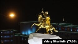 Позолоченный монумент Гурбангулы Бердымухамедова, установленный в Ашхабаде в феврале, 2017 г.