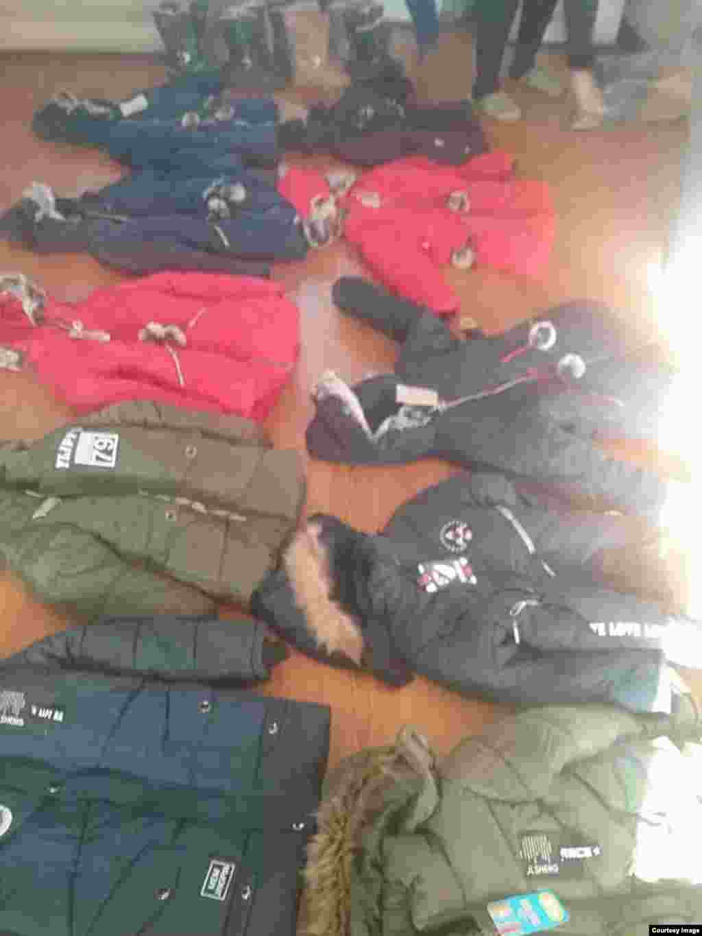 Теплая одежда для детей, купленная на средства казахов Франции.