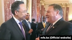 Министр иностранных дел Казахстана Кайрат Абдрахманов и государственный секретарь США Майк Помпео (справа) на встрече в Вашингтоне на фото, опубликованном МИД Казахстана 27 июля 2018 года.