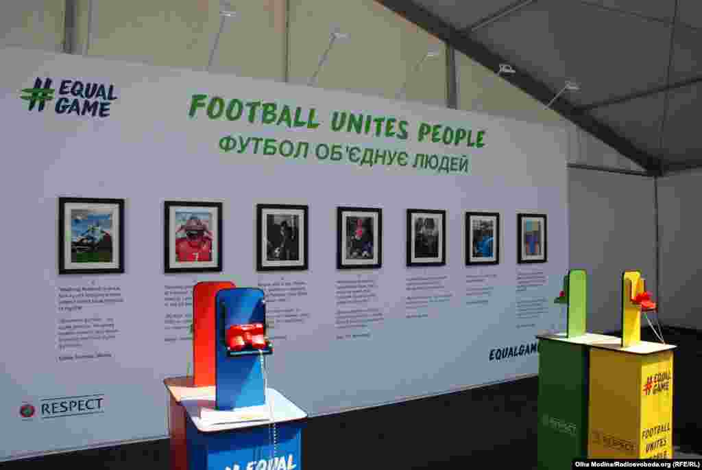 УЄФА постійно наголошує, що у футбол може грати кожен охочий. Жодних обмежень. Головне, щоб було бажання. На цьому стенді історії різних людей, які цю ідею підтверджують.