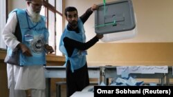 رأی‌های ریخته شده در صندوق در انتخابات ریاست جمهوری افغانستان در یکی از مراکز رآی‌گیری در کابل. September 28, 2019