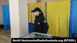 Поліцейська на одній з виборчих дільниць у Києві під час виборів президента України, 21 квітня 2019 року