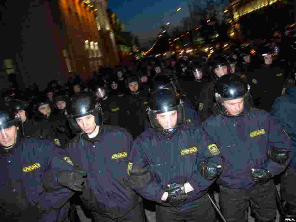 За скрыжаваньнем з вуліцай Петруся Броўкі калёну моладзі сустрэлі шыхты спэцназаўцаў