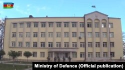 Стопкадр із відеосюжету Міністерства оборони Азербайджану, 9 листопада 2020 року: азербайджанський прапор над будівлею мерії Шуші