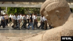 За памятниками российским солдатам приглядывают во многих странах