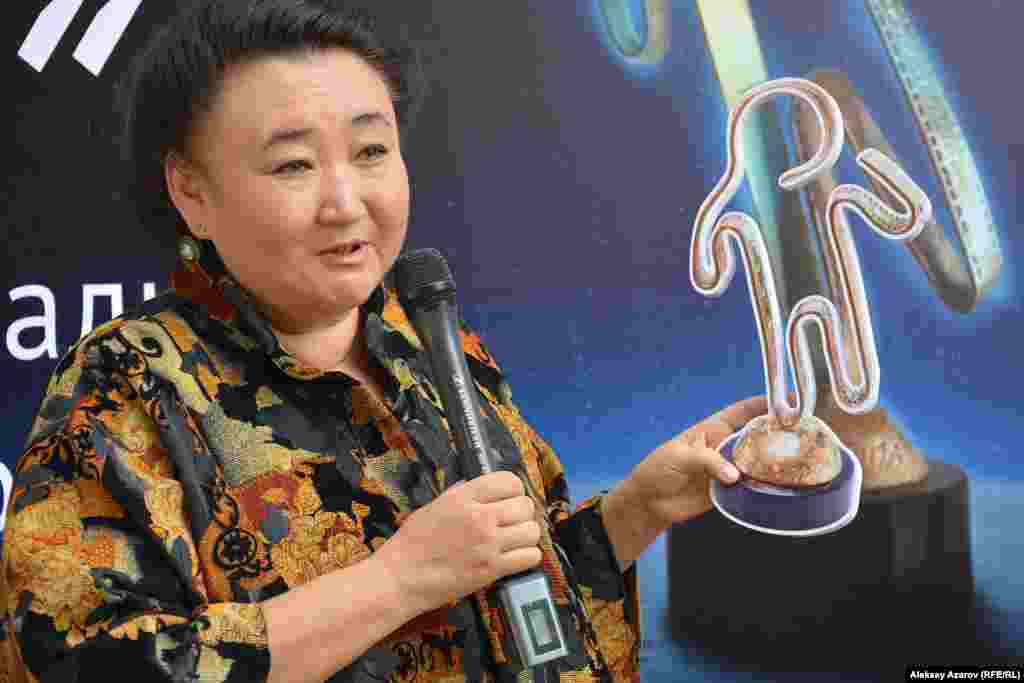 Консультант фестиваля и член его жюри, президент Ассоциации кинокритиков Казахстана Гульнара Абикеева рассказала, что символизирует статуэтка &laquo;Байконура&raquo;, которую вручали победителям в&nbsp;десяти номинациях. Она символизирует молодого кинематографиста, делающего в кино первые шаги, как космонавт на Луне. Соответственно статуэтка &ndash; это стилизованный космонавт, стоящий на Луне.&nbsp; Его силуэт сделан из &laquo;кинопленки&raquo;. Статуэтки сделаны из недрагоценного металла, но позолочены.