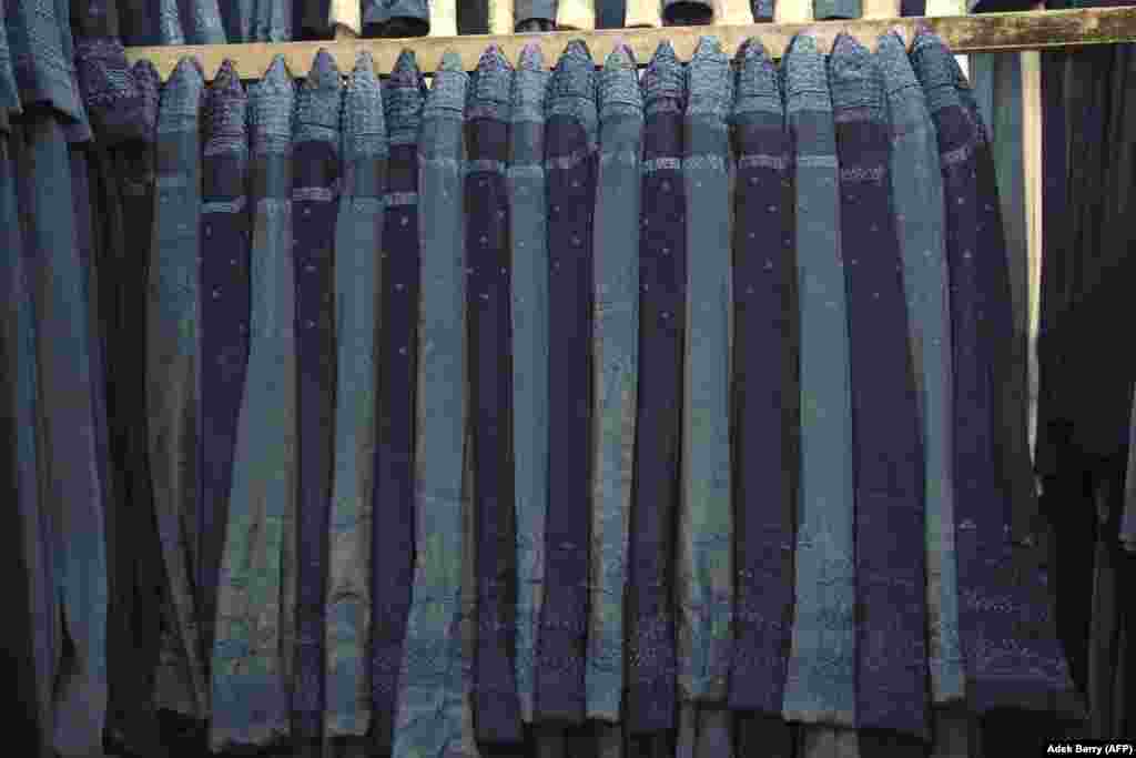 Кабулдагы дүкөндөрдүн биринде сатылып жаткан паранжа. 30-июнь, 2021-жыл.&nbsp; Дүйнөлүк ЖМКлардын Ооганстандагы окуялдарды чагылдырган сүрөт, видео баяндарынан кыз-келиндер паранжага кайтып жатканын байкоого болот.&nbsp;