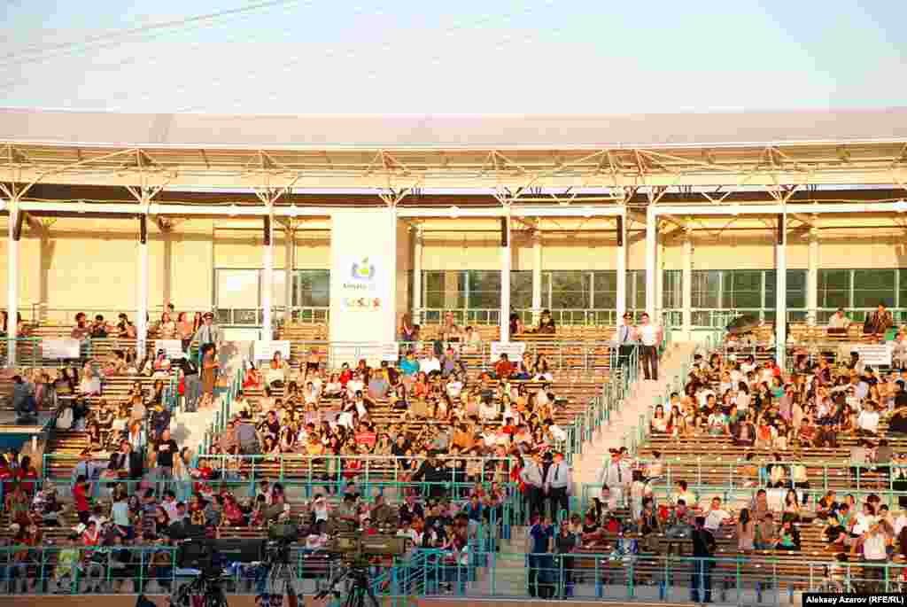 Ретрофестиваль родился в 1999 году по инициативе старшей дочери президента Казахстана Дариги Назарбаевой. Поэтому ее называют хозяйкой фестиваля. И это определение звучит из уст ведущих. На комплексе лыжных трамплинов &laquo;Сункар&raquo; фестиваль проходит в четвертый раз. В этот раз имена и фамилии всех посетителей были известны организаторам заранее.