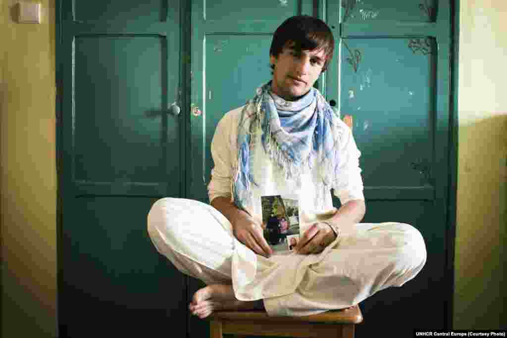 15 жаштагы Уваис Ооганстандын Парван провинциясында согушкерлердин чабуулу күчөгөндө качып чыккан. Азыр Варшавада жашаган жигит &quot;Энем мага шакек, үй бүлөлүк сүрөтүбүздү берген. Менин эң баалуу буюмдарым&quot;, дейт. 