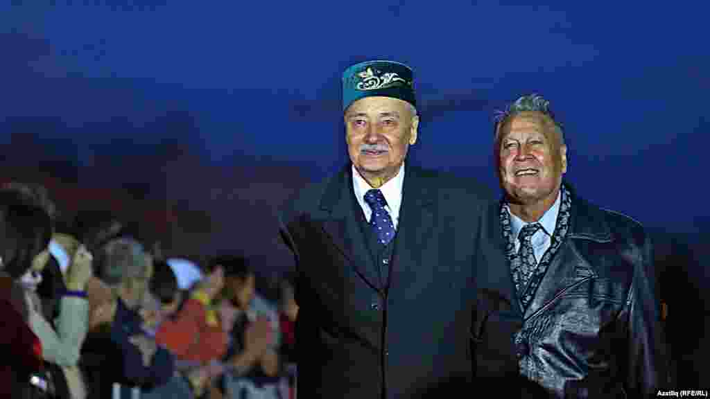 Камал театры каршында яңа сезон ачу тантанасы. Равил Шәрәфиев һәм Әзһәр Шакиров.&nbsp;