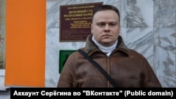 Алексей Серегин стоит у здания Верховного суда Марий Эл. Фото 2024 года