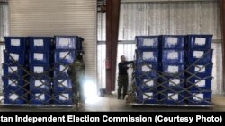 روند انتقال مواد حساس انتخابات ریاست جمهوری به ولایت‌های افغانستان