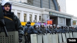 Polisiýa güýçleri Moskwanyň merkezinde köçäni baglaýar. 15-nji dekabr, 2010.