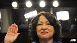 Соня Сотомайор приносит клятву перед слушаниями в сенате