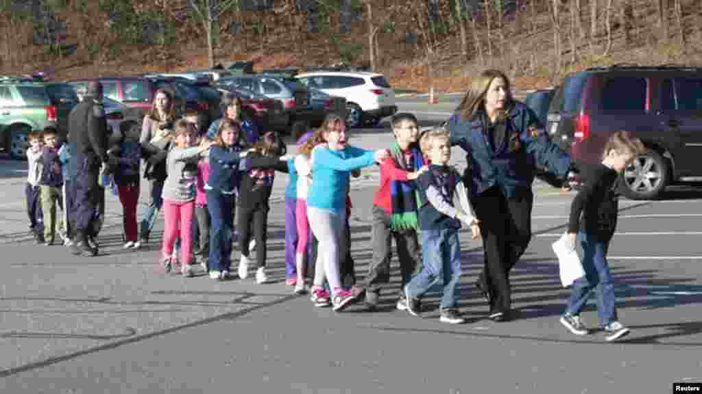 Полиция балдарды мектептен чыгарууда.