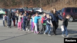 Полиция ок атылган мектептен балдарды чыгарып жаткан учур. 14-декабрь, 2012-жыл. 