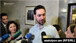 Алексис Оганян беседует с журналистами, Ереван, 8 октября 2019 г.
