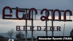 Лачиндеги жол белгиси. 