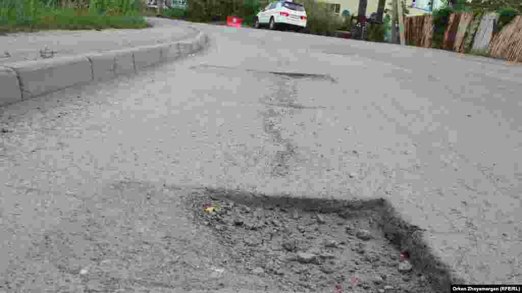 Так выглядит проезжая часть на улице Акбидай.