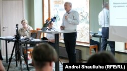 На канфэрэнцыі ў Вільні выступае Павел Сапелка.