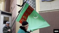 Перед посольством Туркменистана в Москве  