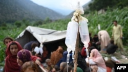 شماری از زنان و کودکان آسیب دیده از زلزله در قریه مزاردره ولسوالی نورگل ولایت کنر