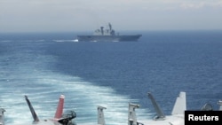 АКШнын  "F/A-18F Super Hornets" тибиндеги аскерий учактары Жорж Вашингтон атындагы "Nimitz-class USS" кемесинен абага көтөрүлүүгө даярданышууда. 26-июль 2010