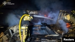 Рятувальники гасять пожежу, що виникла після удару РФ по Сумщині, архівне фото