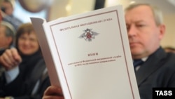 Россия. Москва. Федералияб миграциялъулаб хъулухъалъул официалияб тадбиралъул гIахьалчияс лъай-хъвай гьабулеб буго Россиялъул миграциялъул хъулухъалъул санайилаб докладалъулгун. 