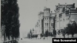 Садиба Терещенків (перший будинок праворуч) на Бібіковському бульварі, 34 (тепер – бульвар Шевченка). Світлина початку ХХ століття. Фото надане Музеєм історії Києва