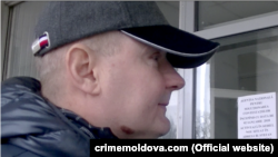 Колишній суддя Дніпровського районного суду міста Києва Микола Чаус біля будівлі суду в Кишиневі