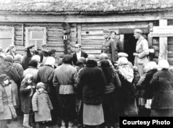 Гитлеровцы в советской деревне.