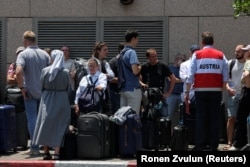 Исроилдан чиқиб кетаётган чет элликлар. Тел-Авив, 17 июн, 2025 йил.