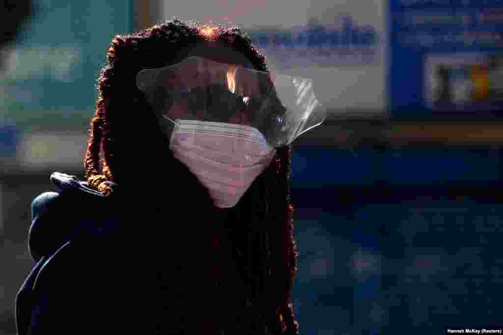 Станом на вечір 20 квітня&nbsp;17,337 тих, у кого виявлено коронавірусну хворобу &ndash; загинули. На фото жінка в масці переходить вулицю в Пекхемі на півдні Лондона